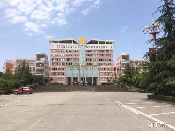 西华师范大学新校区一期主教楼 看楼顶 一本书 一个球 传说中的"读书