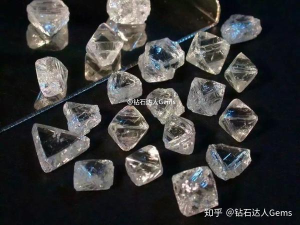 各种形状的钻石原石晶体,八面体居多