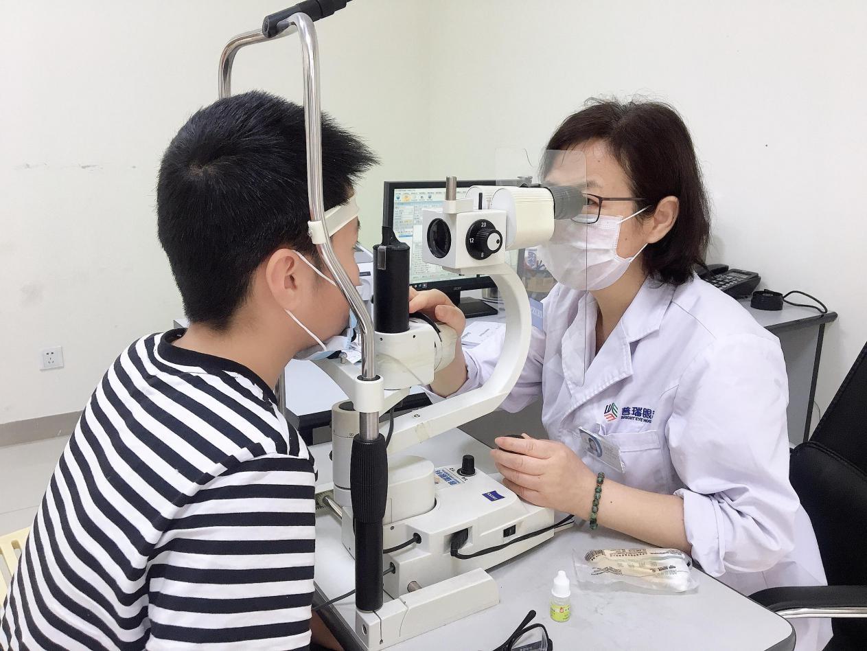 成都普瑞眼科医院股份有限公司 屈光手术科主任 很多家长带孩子去检查