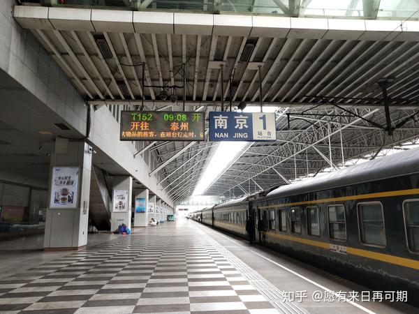 列车停靠南京站1站台