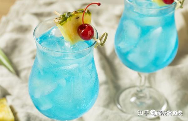 调酒师的海洋蓝色夏威夷bluehawaii