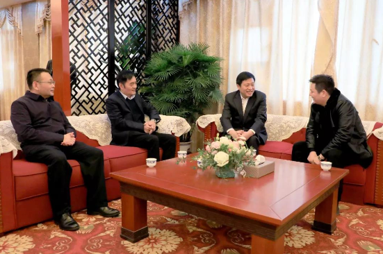 市商务局局长万四新,深圳诺峰光电设备有限公司董事长许立峰,深圳诺峰
