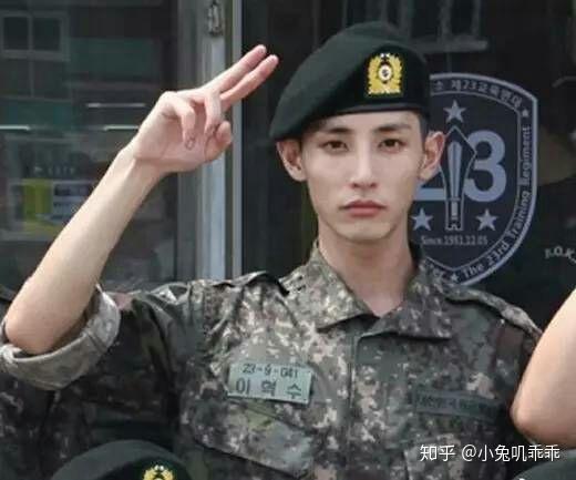 提名《夜行书生》里的吸血鬼! 李洙赫!是yg模特 演员. 上图!