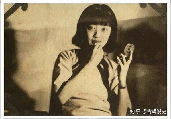 罕见的婉容学生装照片,齐耳短发显干练,与外国老师热情相拥