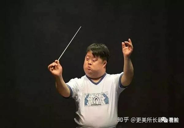 一个长相"滑稽"的唐氏儿站在舞台上,台下人一阵哄笑,可他用自己严肃