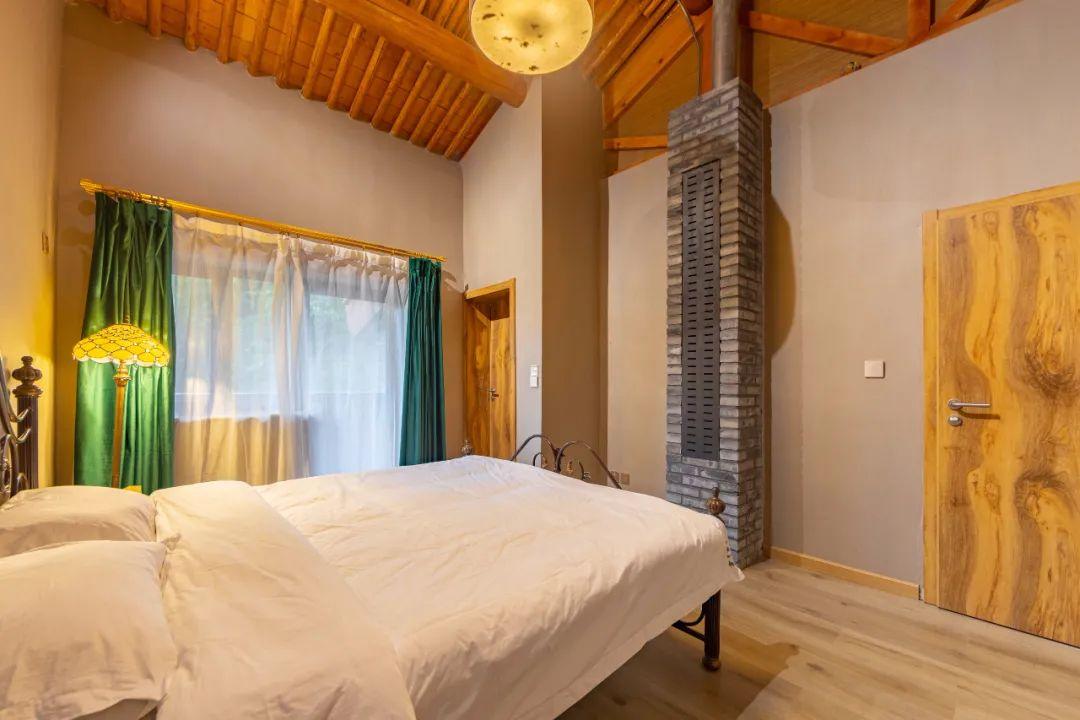 客房,每一间卧室都有着和户外相连的露台或大窗户,有自然融为一体共同