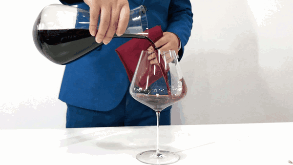 酒桌既能成事也能坏事,摸清酒桌门道,先从学会倒酒开始!