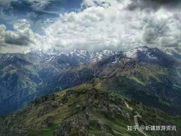 博格达峰是东部天山第一高峰,耸立在阜康县南的群山之上.