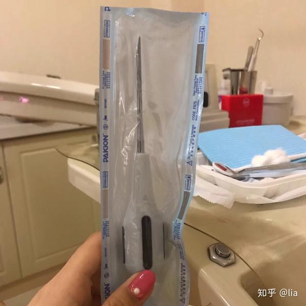 下面开始拔牙过程 医生先打麻药,之前经常去治牙,所以对牙医有恐惧