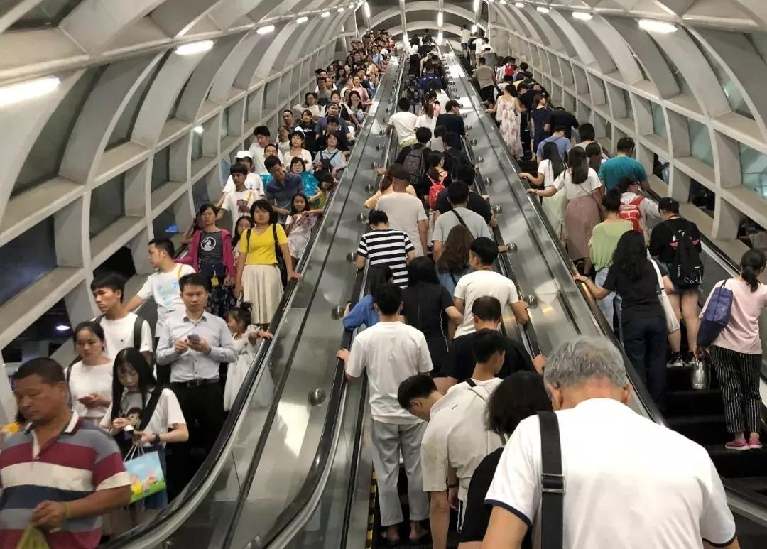 当然是上下班在高峰挤地铁 而比这个更怕的是 在深圳,有一种闻风丧胆