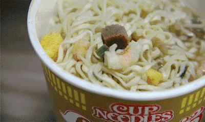 例如2003年推出,大受欢迎的鸡肉杯面,日清在过去十几年间,从普通橄榄