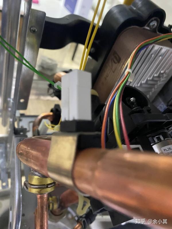 温度传感器 余工点评: 两个水温传感器都是接触式水温传感器,传感器