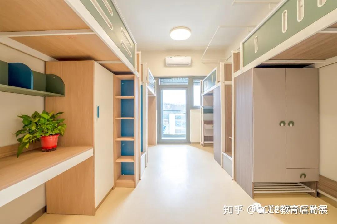 四人间宿舍样板间宿舍均使用钢质门安装智能电子门锁入住学生刷校园