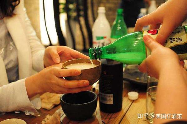 各国人喝酒的奇葩举止!俄罗斯人必咕噜,美国人爱吹,日本人讲究