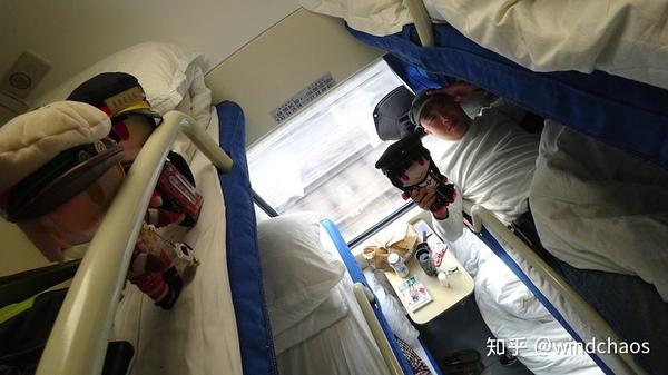 进行豹老师乘坐z49列车硬卧,他在中铺.我从上铺为他拍了张照片.