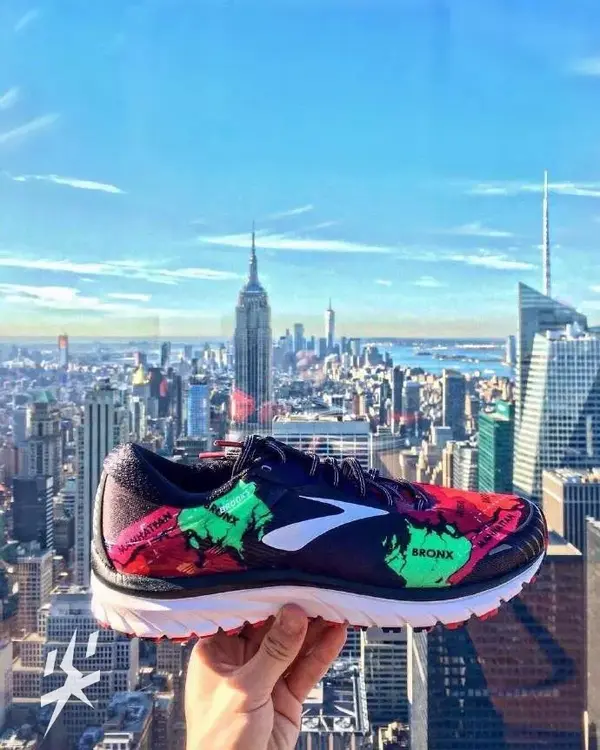 近期,知名跑鞋大厂brooks发布了纽约马拉松别注版adrenaline gts 18.