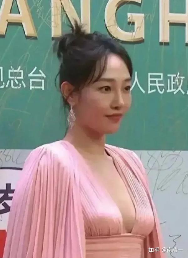 近日,在白玉兰的颁奖典礼上,白百何罕见现身颁奖现场,自从出轨门事件