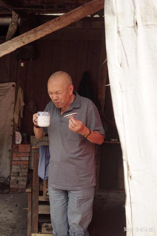 很多大叔大爷或者在外面跑了一天的工人坐在那里喝茶