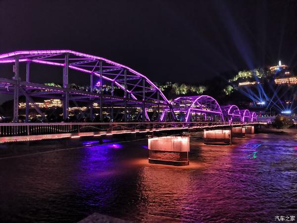 兰州黄河边夜景. 兰州黄河大桥——中山桥