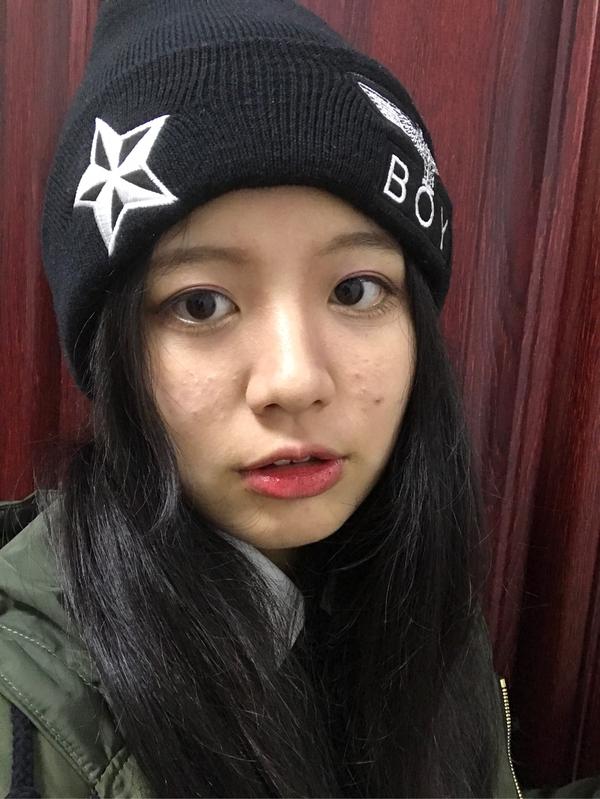 然后答主转学去了国际高中,因为学校并不介意学生化妆,所以答主向
