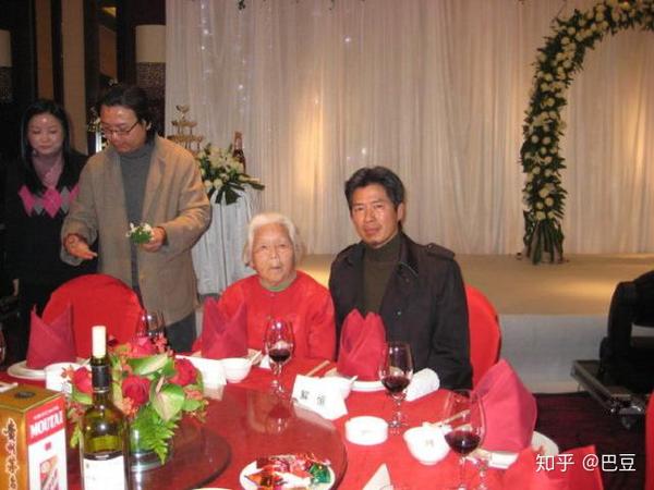 高岗去世后,按照指示,子女由国家抚养,一家人在生活上都得到了照顾.