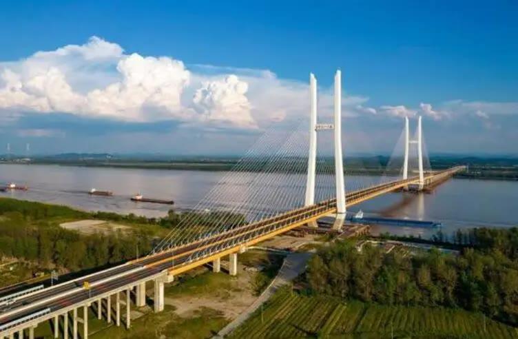 赤壁长江公路大桥正式通车系世界最大跨钢混组合梁斜拉桥