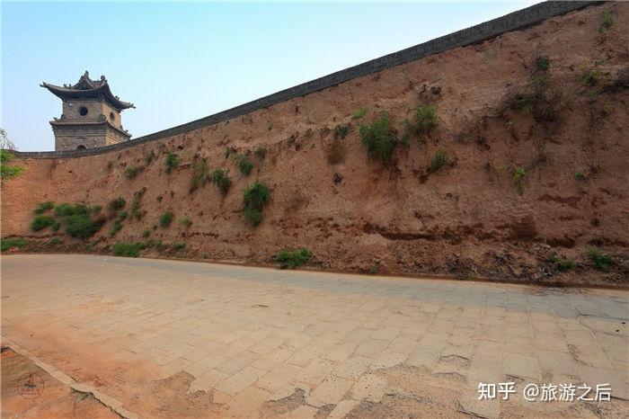 平遥古城墙是堆土包砖的城墙,非常完整,有护城河,瓮城,城门,城楼,是