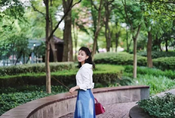 她外表萝莉,内心汉子.1991年出生,真名郭巧洁,上海人,澳门大学毕业.