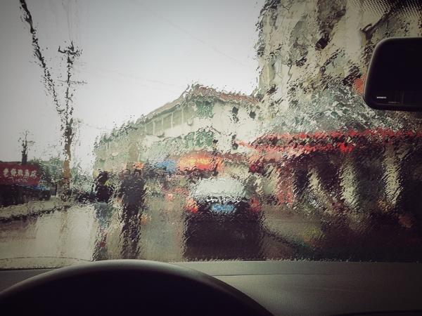 有天下雨,我坐车里百无聊赖地看手机,然后随手拍了一张,再然后套了个