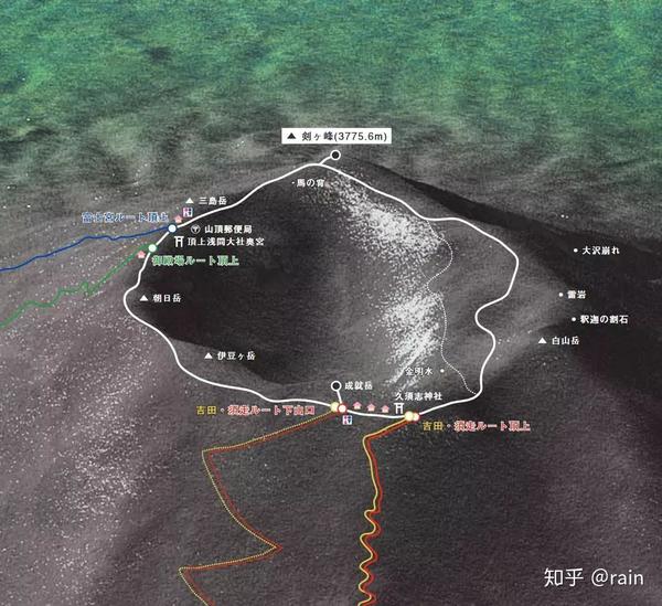 很多登山者尤其是有富士山信仰的信徒,会沿着富士山顶的火山口绕圈一