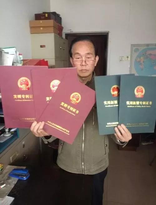 易侧位生前在展示他获得的戒烟产品专利证书(家属供图) 易侧位的家属