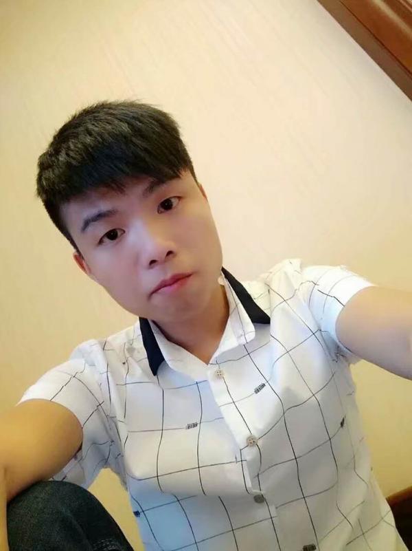 我表妹160,不到100斤,眼睛大,长得好看.