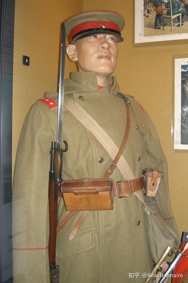 身穿明治45年式军服,装备三八式步枪的日军士兵