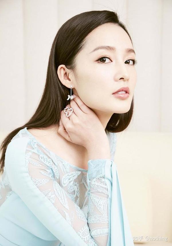 李沁镂空裙勒出曲线感,紧身衣配烟管裤,大秀完美身材曲线,这也太撩了