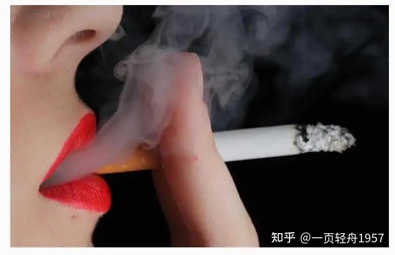 年轻女性吸烟多半是为了摆酷但点燃的香烟对身体的危害你清楚吗