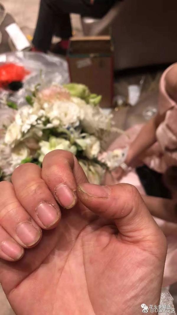能不疼吗?玫瑰刺扎进肉里,又痛又痒,只能忍者继续干.