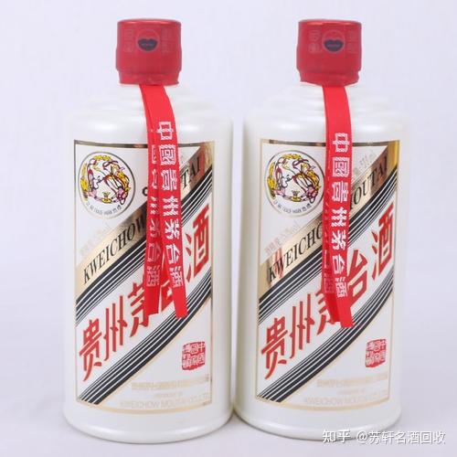 将纯白茅台酒瓶身表面挂掉,剩下透明的瓶身,整体看起来非常明亮通透