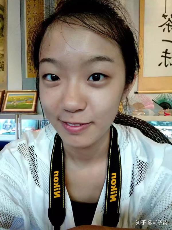 后来看了很多明星例子认为肤色再白些更符合自己的气质,毕竟长相一般