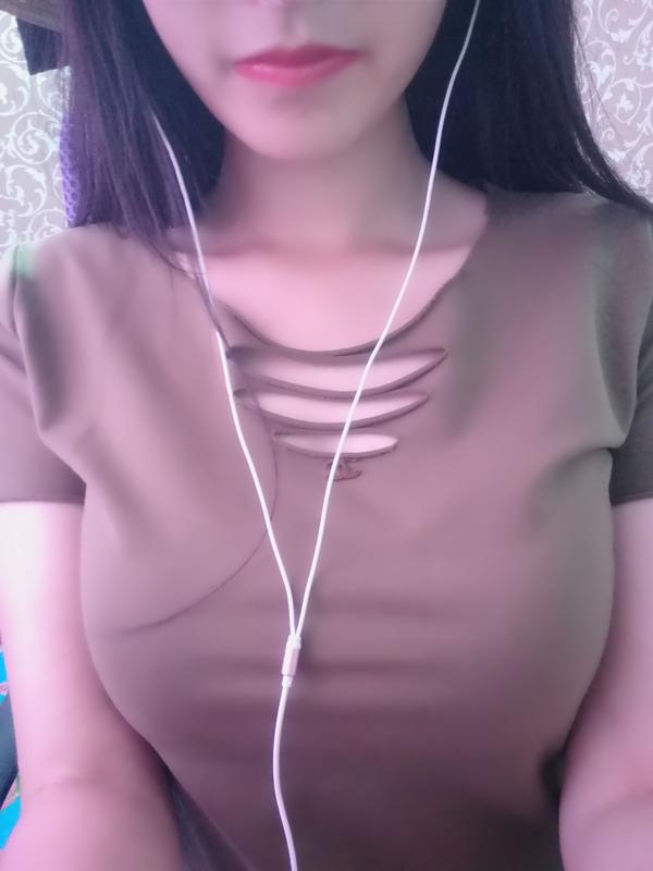 大胸女生如何穿衣搭配?