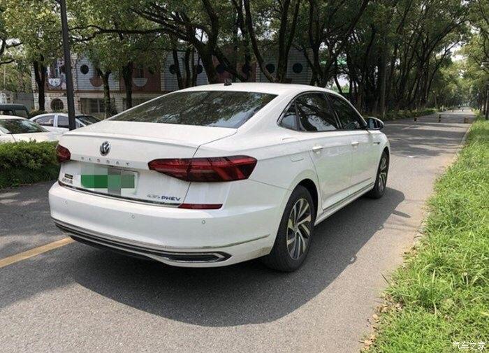 白色帕萨特新能源给我的感觉有着经典大众风格