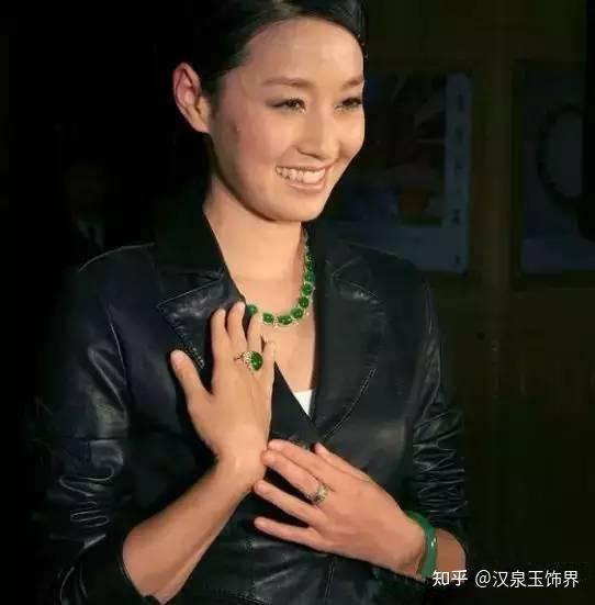 明星戴上翡翠更是锦上添花真是美人美玉啊