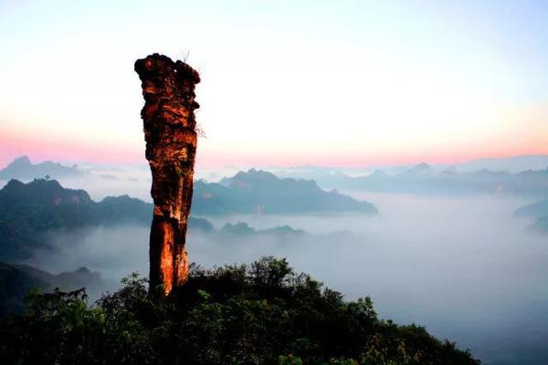 在喀斯特山地中,通常峰丛位于山地中部,峰林位于山地边缘,而孤峰则