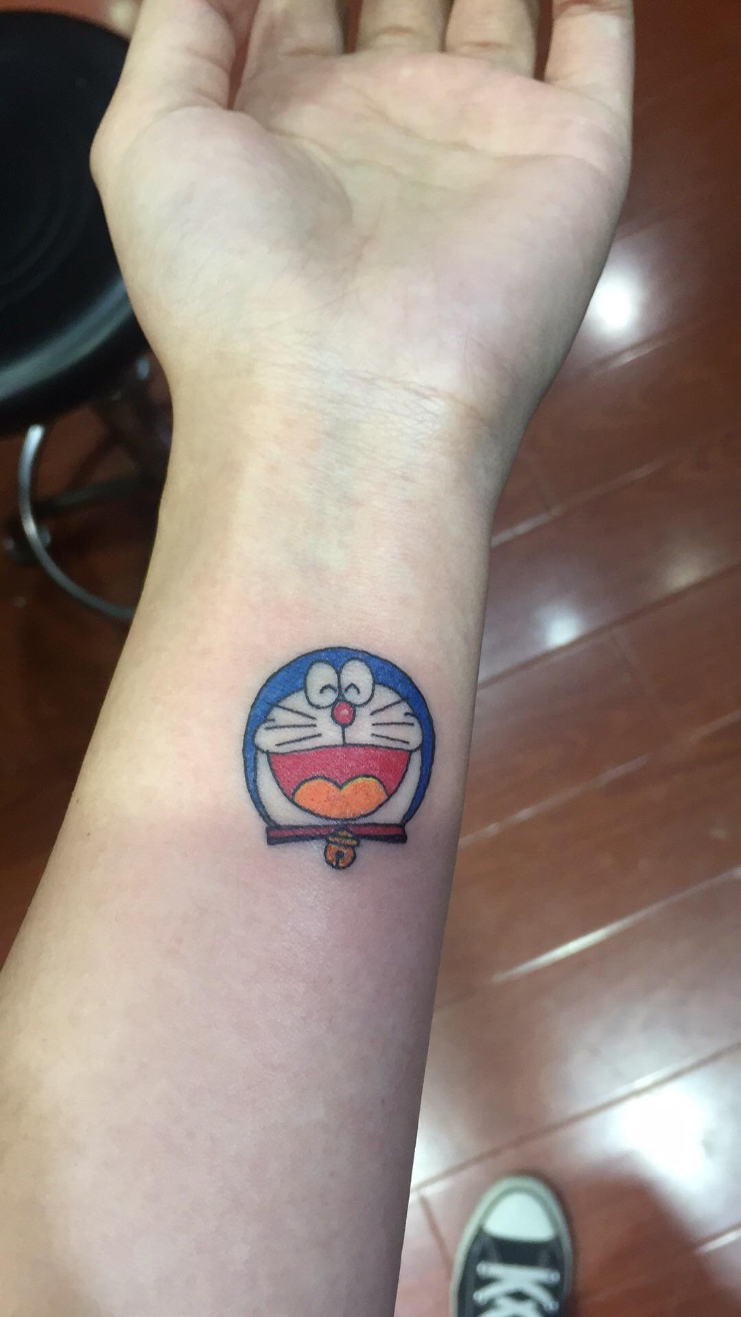 去年10月  终于下定决心去纹身   把最爱的哆啦a梦纹在了手腕处