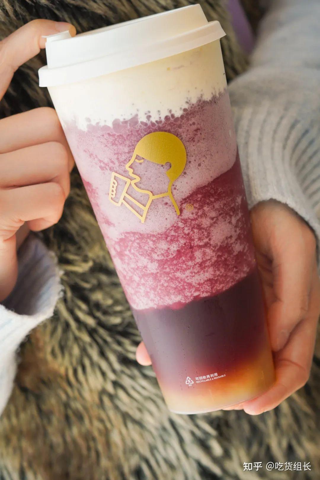 的水果做果茶的奶茶店就少之又少,喜茶这杯多肉葡萄却可以经久不衰,没
