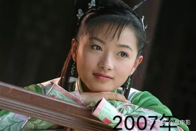 2007年,万茜在《青天衙门2》中饰演谭小玉,古装造型和妆容增添了万茜