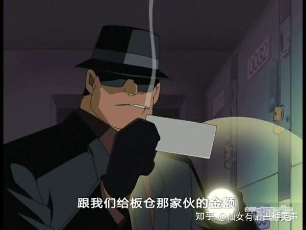 柯南冒充板仓卓与伏特加进行交易,在cd盒安装发信器并把cd盒黏在储物