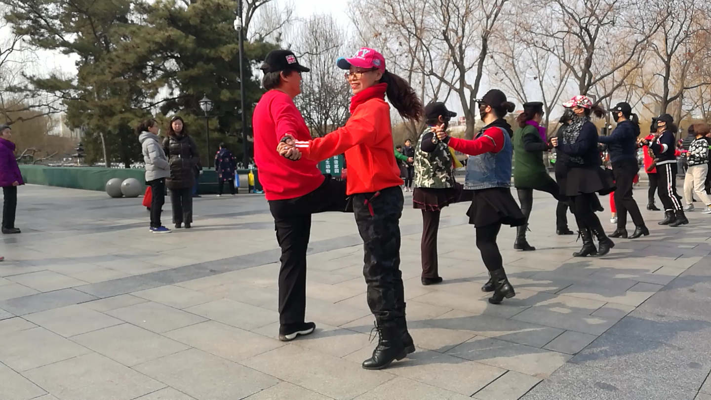 陶然亭桥头水兵舞《第三套》音乐好听,红衣美女的舞步很漂亮