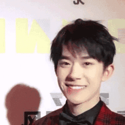 镜头下的千玺对自己的造型,穿搭有着独特的审美和态度,细节之处尽显