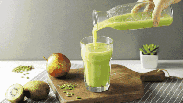 而对于总是不爱吃水果的孩子们,来一杯营养丰富的鲜榨果汁是绝对不会