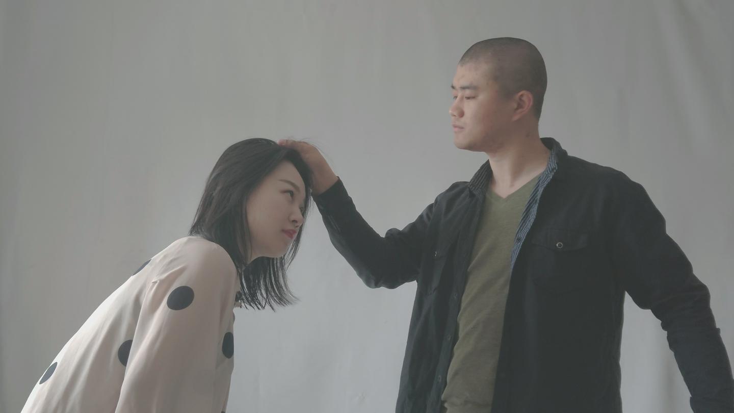 力气小的美女被抓头发,没办法擒拿对方,用1招就能逃跑